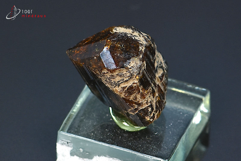 Minéral cristallisé de dravite ou tourmaline brune de Madagascar