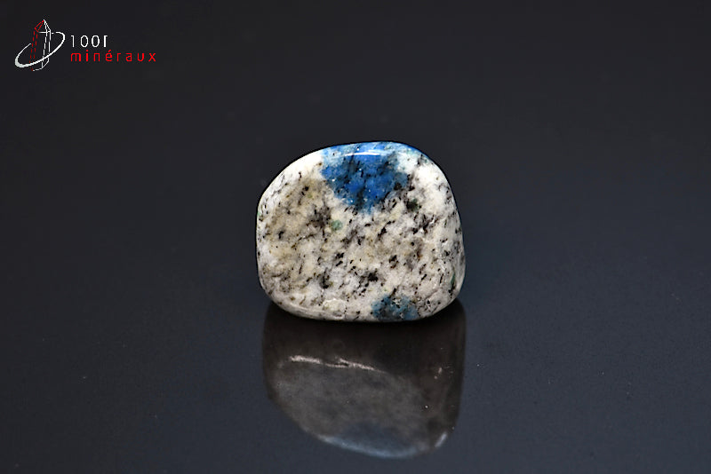 Minéral poli d'azurite bleue sur granit blanc et noir