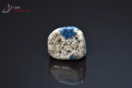 Minéral poli d'azurite bleue sur granit blanc et noir