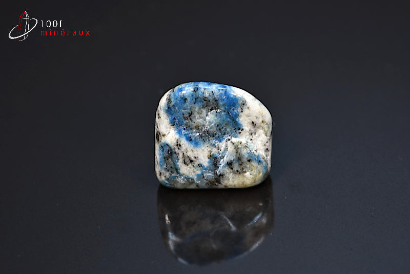Minéral poli d'azurite bleue sur granit blanc et noir