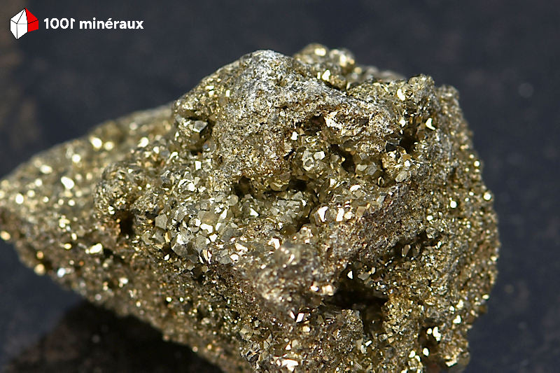 Pyrite brute Pérou - Détail des micro-cristaux cubiques à éclat métallique doré - 91 g
