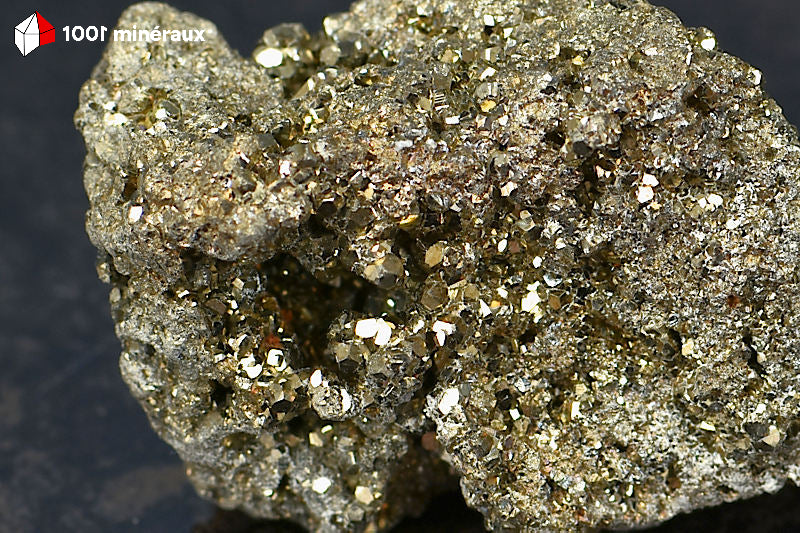 Pyrite brute Pérou - Détail des micro-cristaux cubiques à éclat métallique doré - 105 g

