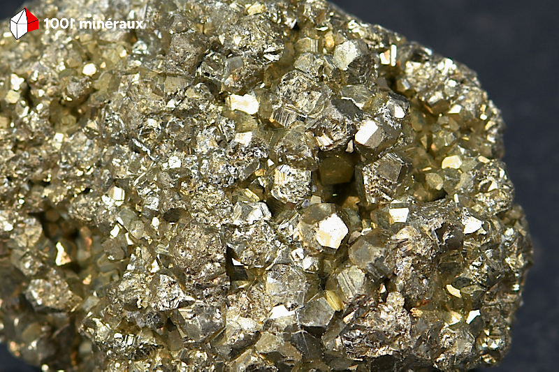 Pyrite brute Pérou - Détail des cristaux cubiques 1-2 mm aux faces striées dorées - 144 g
