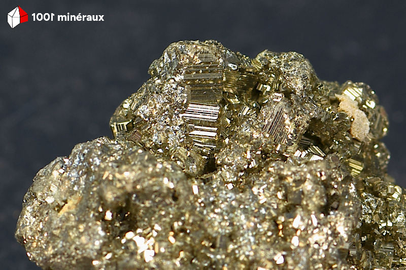 Pyrite brute Pérou - Détail des cristaux cubiques 2 mm aux faces striées dorées - 123 g
