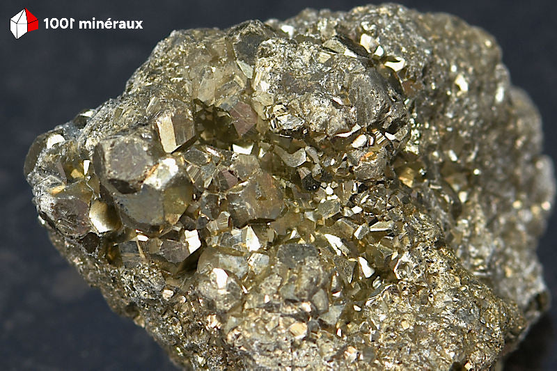 Pyrite brute Pérou - Détail des pyritoèdres aux faces courbes caractéristiques - 112 g
