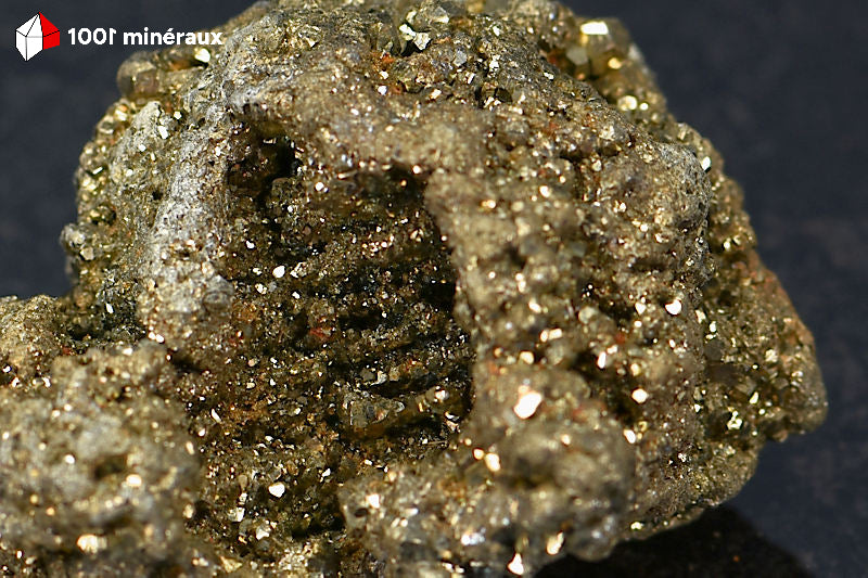 Pyrite brute Pérou - Détail des pyritoèdres 1 mm aux faces courbes caractéristiques - 112 g
