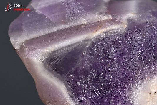 Pointe minérale d'améthyste violette à chevrons du Malawi