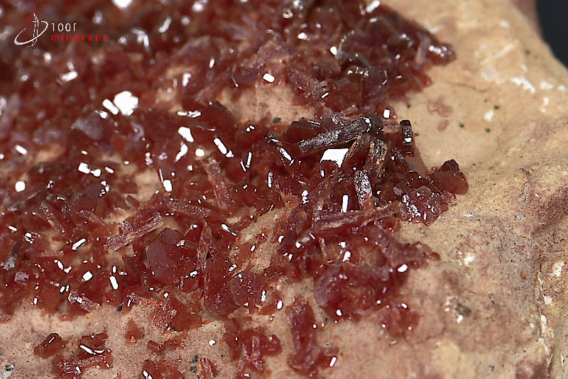 Minéral cristallisé de vanadinite du Maroc