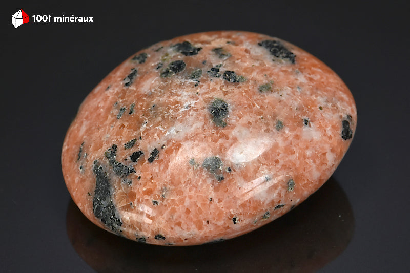 Minéral poli de calcite orange de Madagascar en galet