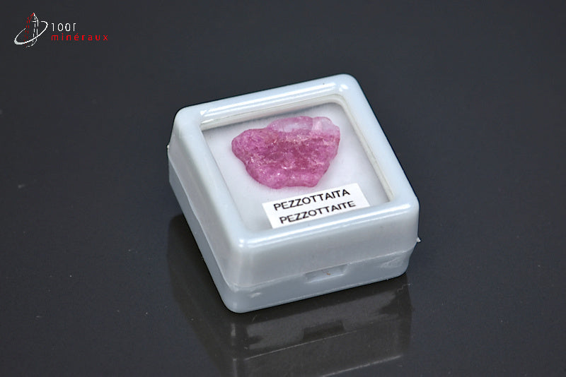 Minéral brut de pezzottaïte de Madagascar
