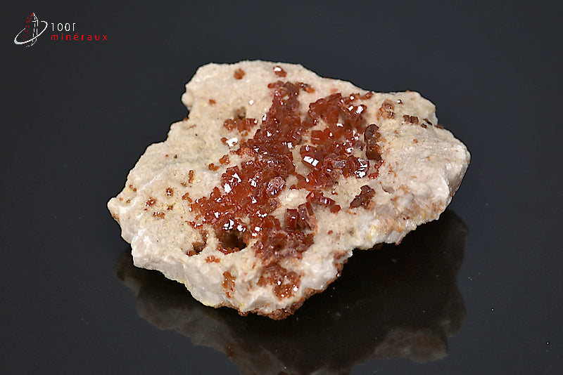 Minéral cristallisé de vanadinite rouge du Maroc