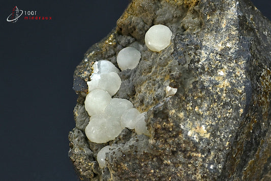Minéral cristallisé de calcite en boule blanche de France
