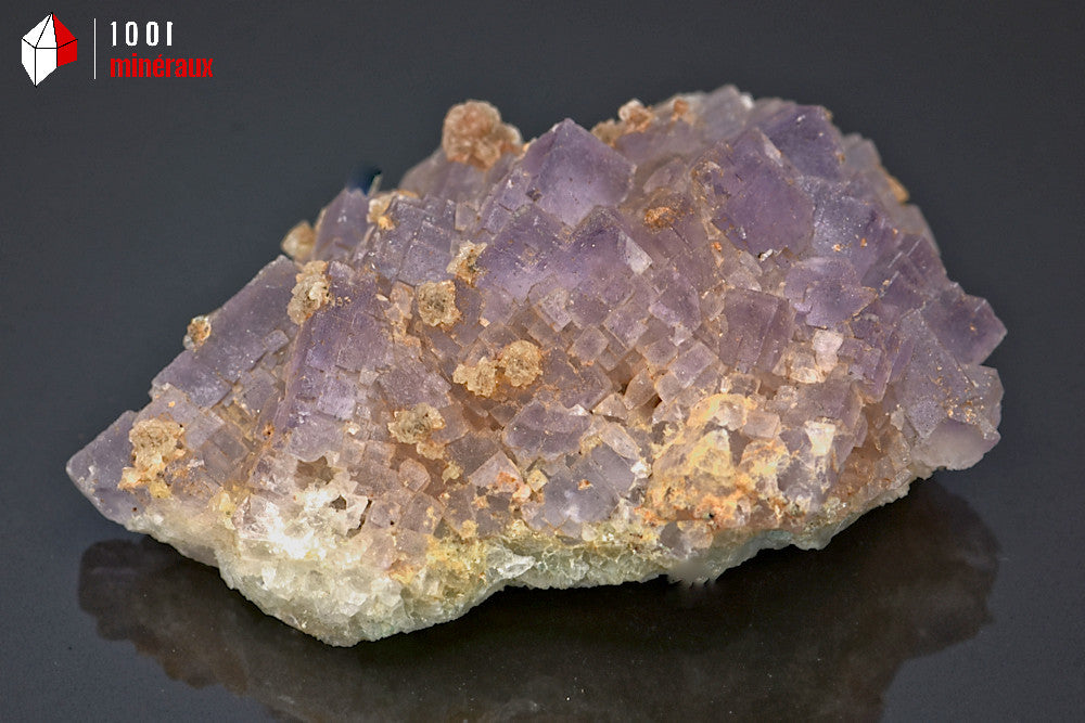 Minéral de fluorine violette translucide avec des cristaux cubiques de Berbes en Espagne