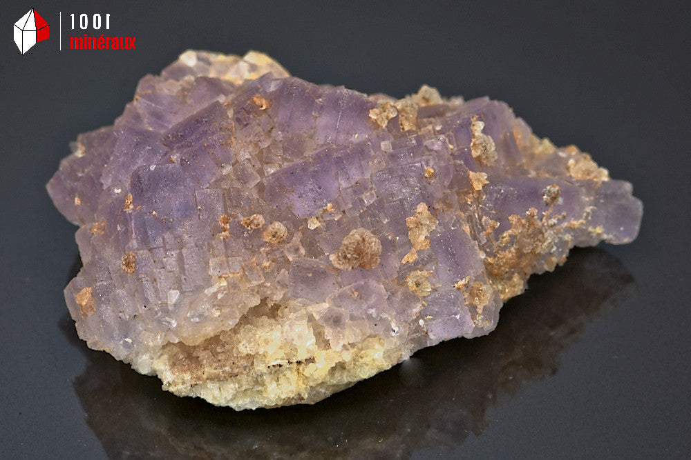 Minéral de fluorine violette translucide avec des cristaux cubiques de Berbes en Espagne