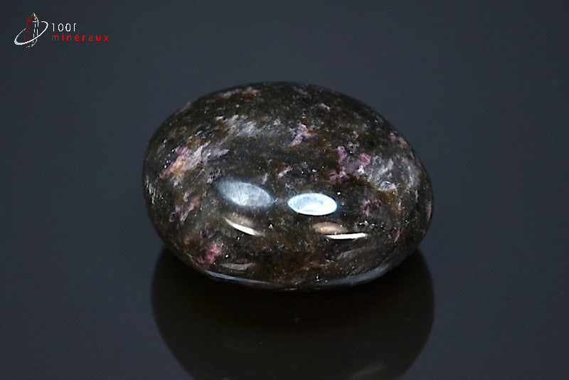 Minéral poli de rhodonite noire de Madagascar