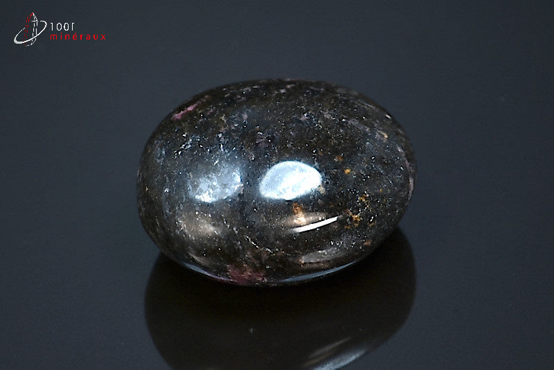 Minéral poli de rhodonite noire de Madagascar