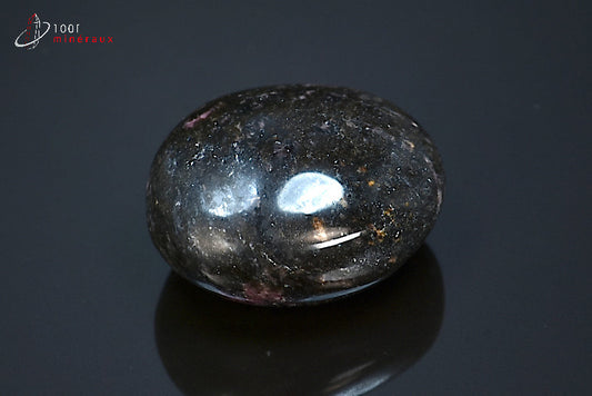 Minéral poli de rhodonite noire de Madagascar
