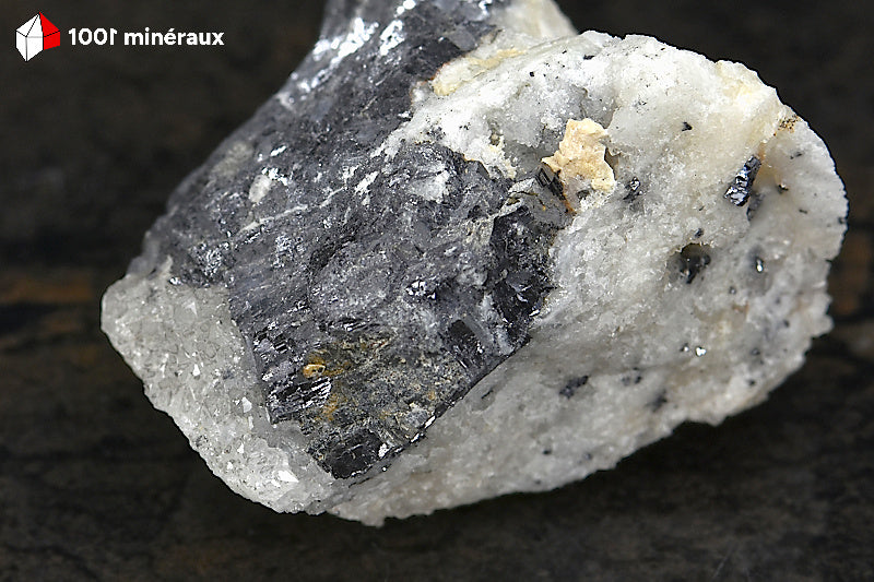 Galène sur Quartz blanc du Maroc - Détail des cristaux cubiques de Galène - AZ376