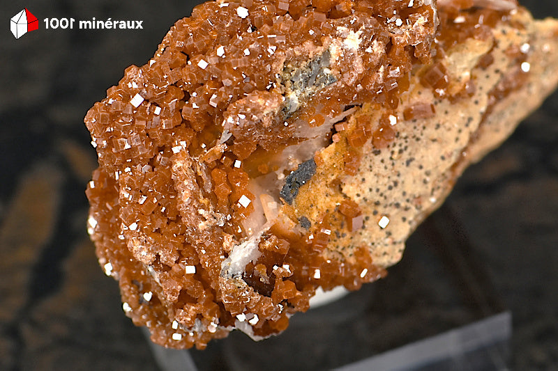Vanadinite du Maroc - Détail des cristaux hexagonaux orange-brun sur crêtes de Barytine - 35 g