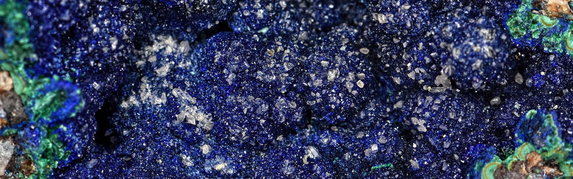 cristaux d'Azurite bleu foncé avec inclusions de Malachite et de cristal de roche