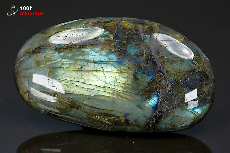 Minéral poli de labradorite en galet de Madagascar