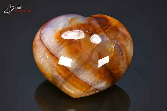 Minéral poli de cornaline orange de Madagascar en forme de cœur