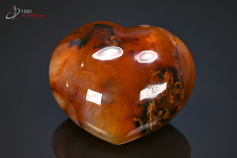Minéral poli de cornaline orange de Madagascar en forme de cœur