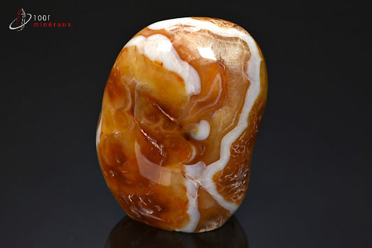 Minéral poli de cornaline orange et blanche de Madagascar en forme libre