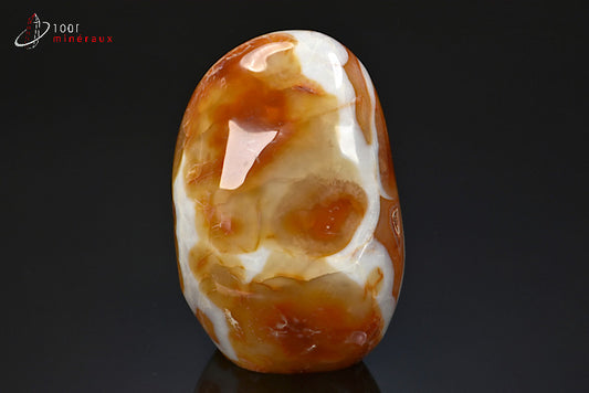 Minéral poli de cornaline orange et blanche de Madagascar en forme libre