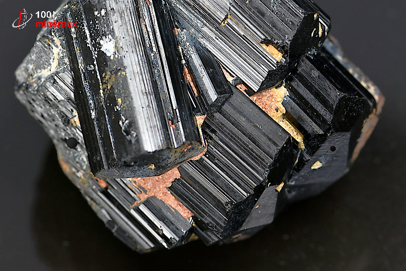 Minéral cristallisé de tourmaline noire de Madagascar