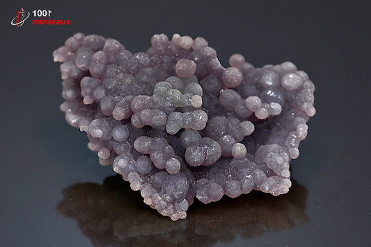 Minéral cristallisé de calcédoine en grappe mauve d'Indonésie