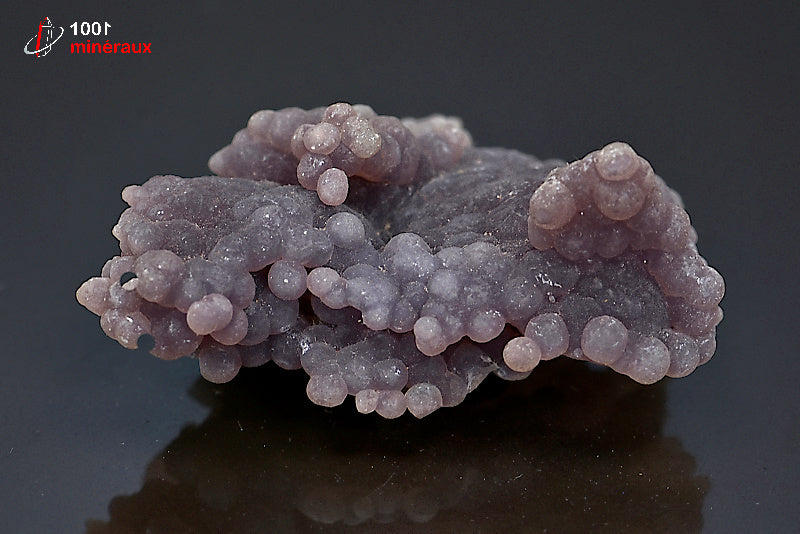 Minéral cristallisé de calcédoine en grappe mauve d'Indonésie