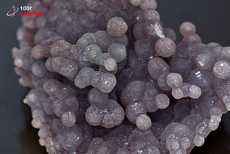 Minéral cristallisé de calcédoine en grappe mauve d'Indonésie