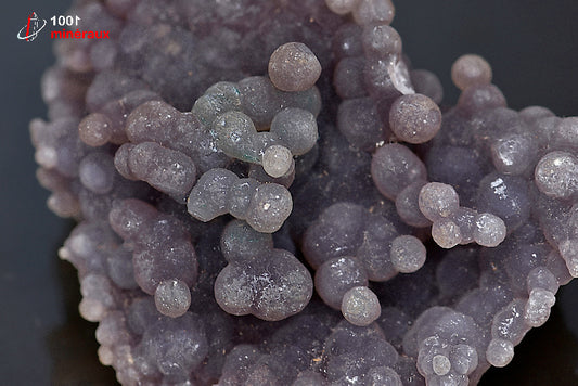 Minéral cristallisé de calcédoine en grappe mauve d'Indonésie