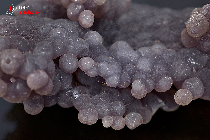 Minéral cristallisé de calcédoine en grappe mauve d'Indonésie