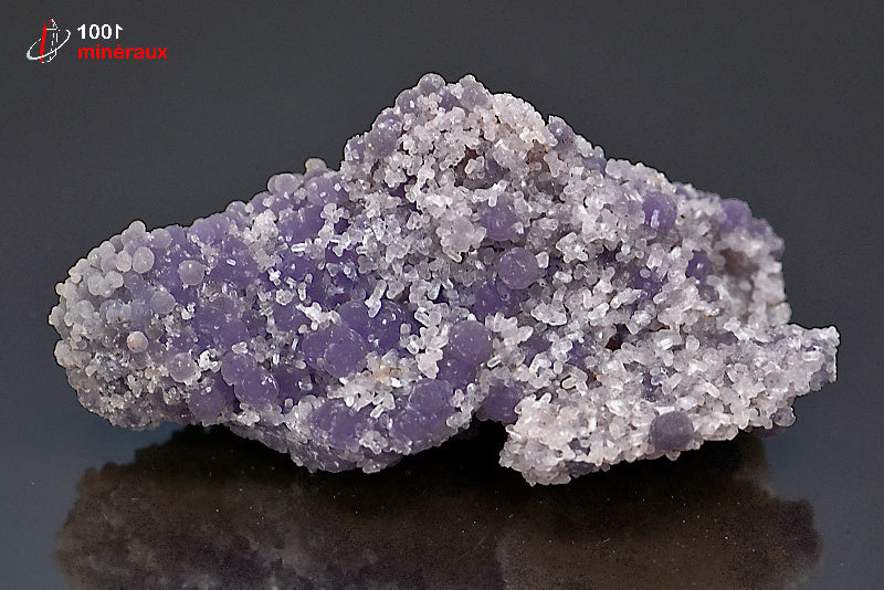 Minéral cristallisé de calcédoine en grappe mauve d'Indonésie