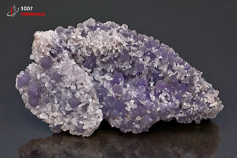 Minéral cristallisé de calcédoine en grappe mauve d'Indonésie