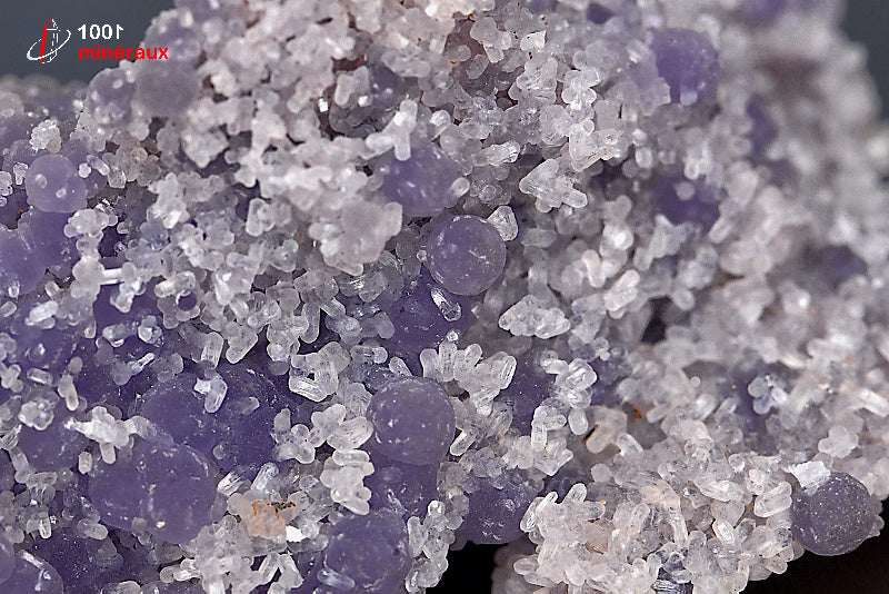 Minéral cristallisé de calcédoine en grappe mauve d'Indonésie