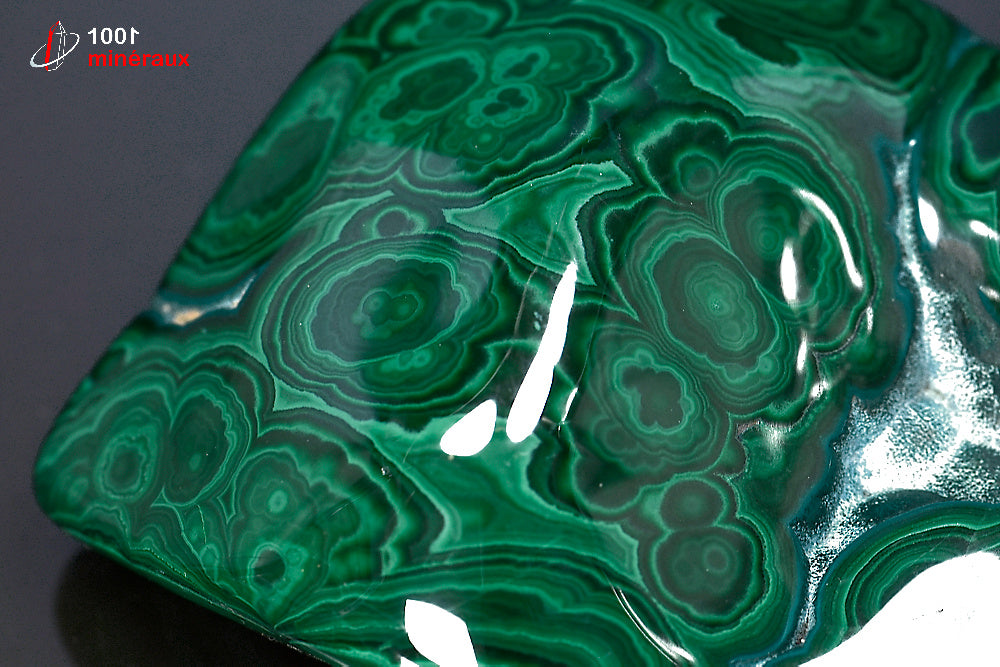 Malachite polie forme libre RDC - Détail petits cercles concentriques vert clair - 393 g
