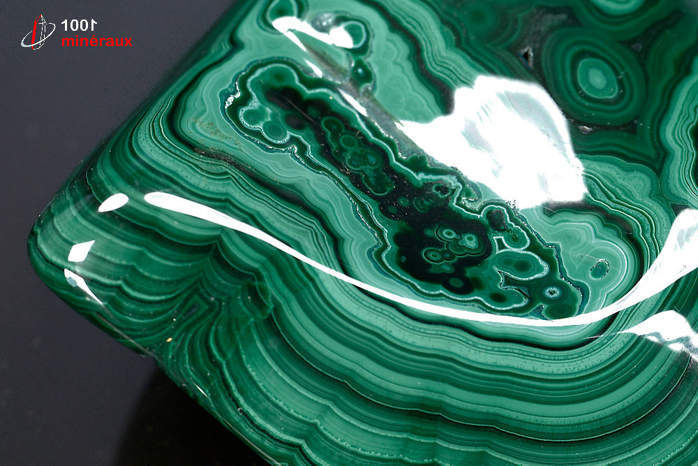 Malachite polie forme libre RDC - Détail grands cercles concentriques vert clair - 393 g
