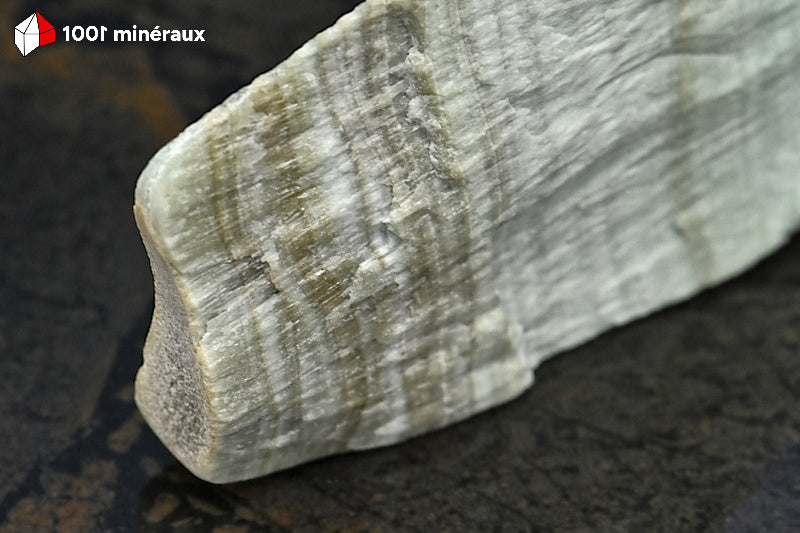 Aragonite verte d'Espagne - Détail de la couleur vert tendre - 41 g