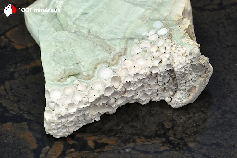 Aragonite verte d'Espagne - Détail des nuances vert céladon veinées de blanc - 176 g