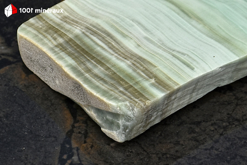 Aragonite verte d'Espagne - Détail des veinures vert tendre et blanc - 205 g