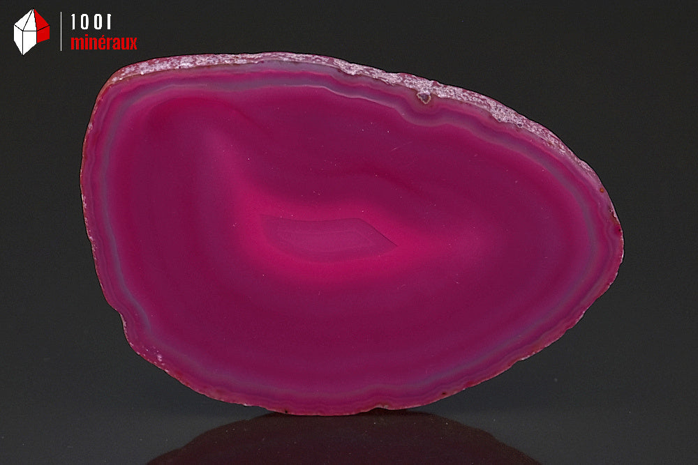 Tranche Agate teintée rose Brésil - Détail de la gradation rose foncé vers centre clair - 53 g
