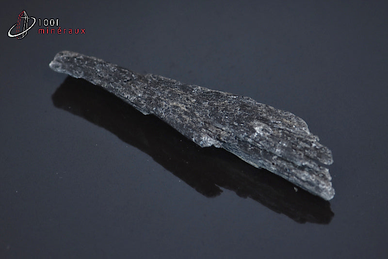 Minéral cristallisé rare de taramite noire de Russie