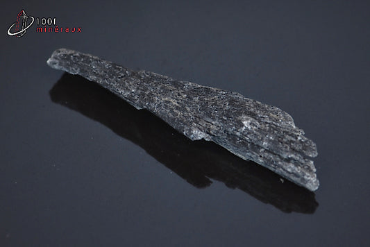 Minéral cristallisé rare de taramite noire de Russie