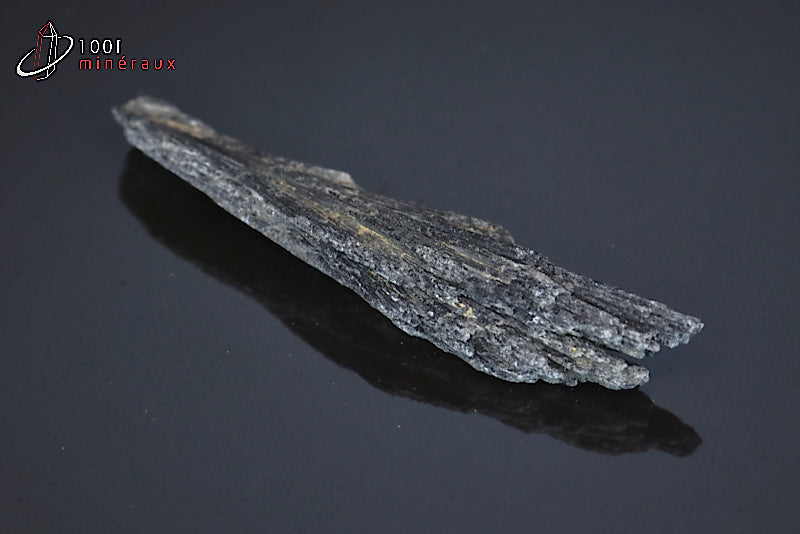 Minéral cristallisé rare de taramite noire de Russie