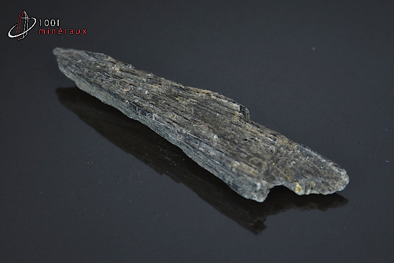 Minéral cristallisé rare de taramite noire de Russie