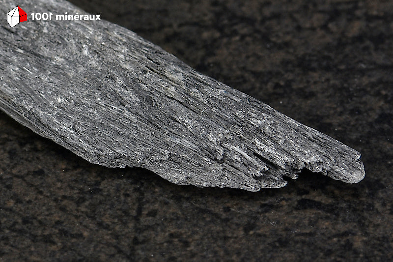 Taramite de Russie - Détail des faces striées des cristaux prismatiques - 7 g
