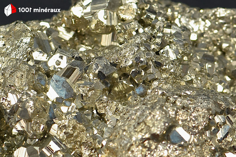 Pyrite brute Pérou - Détail des cristaux dodécaédriques aux faces courbes dorées - 397 g
